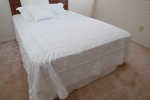 English Eyelet Bed Coverlet. Twin Size 68"x 90"